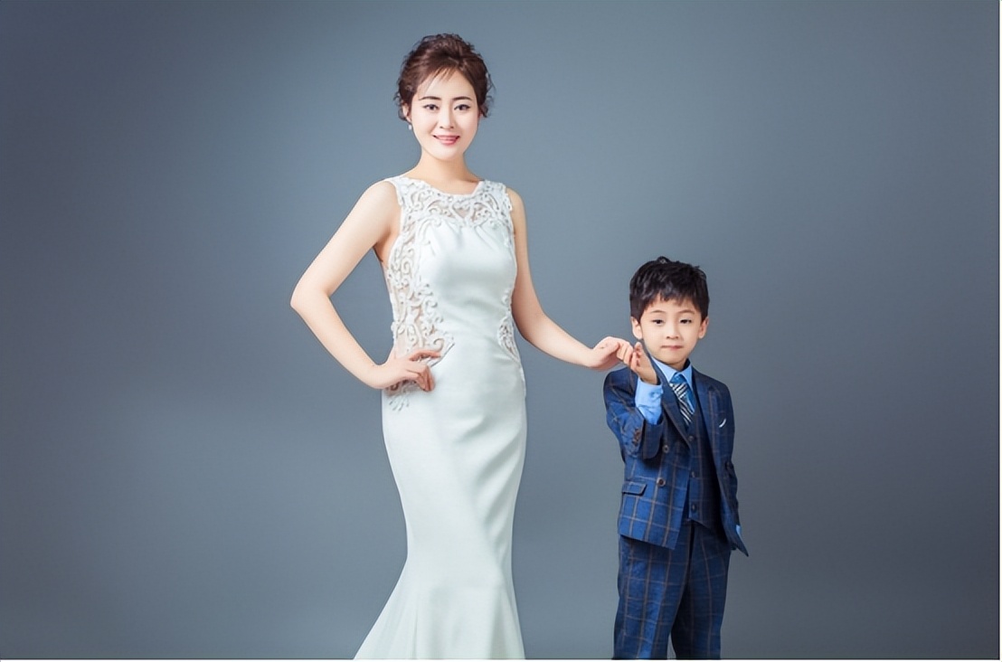 他演《闯关东》红了,娶美女同桌为妻,如今一家四口幸福美满_国歌_齐奎