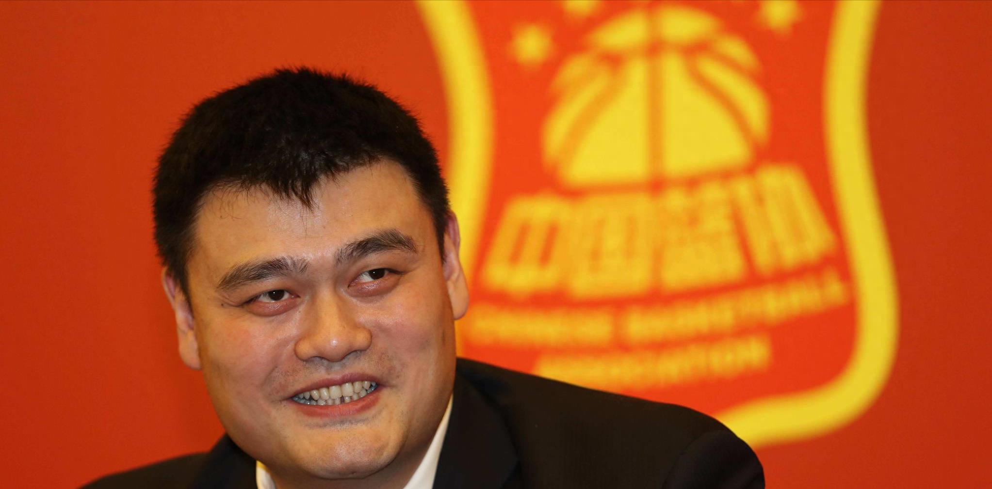 姚明赛后独自坐在看台上,愁容满面,谁也不敢靠近劝解_内心_篮球_离开