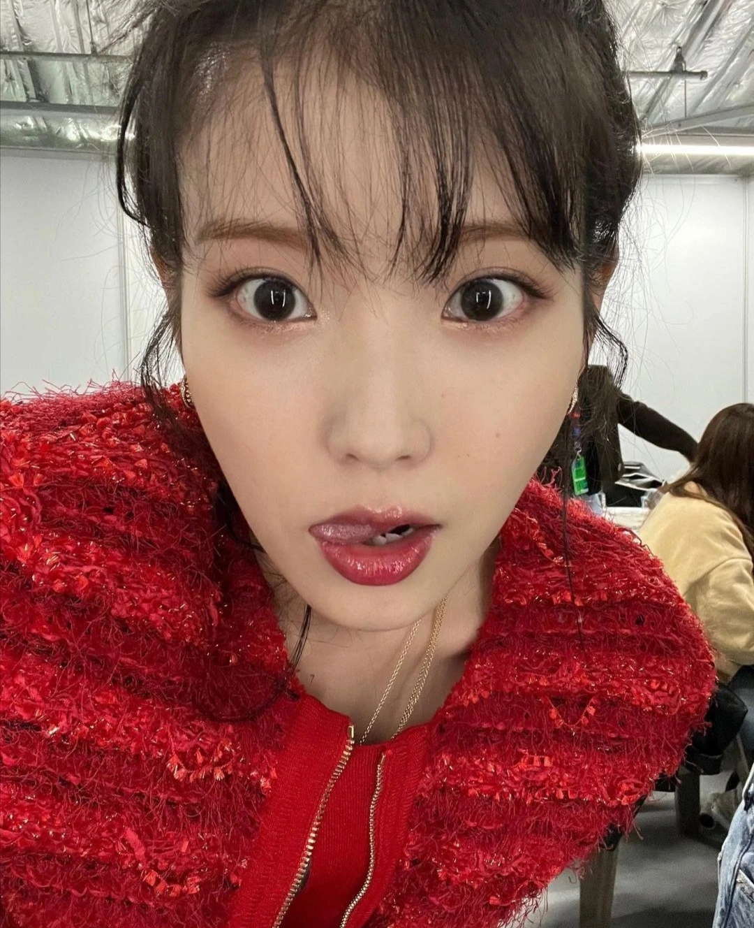 iu李知恩今年乖巧穿搭 , 经典红色透露迷人的感觉_u-ana_韩文_歌声