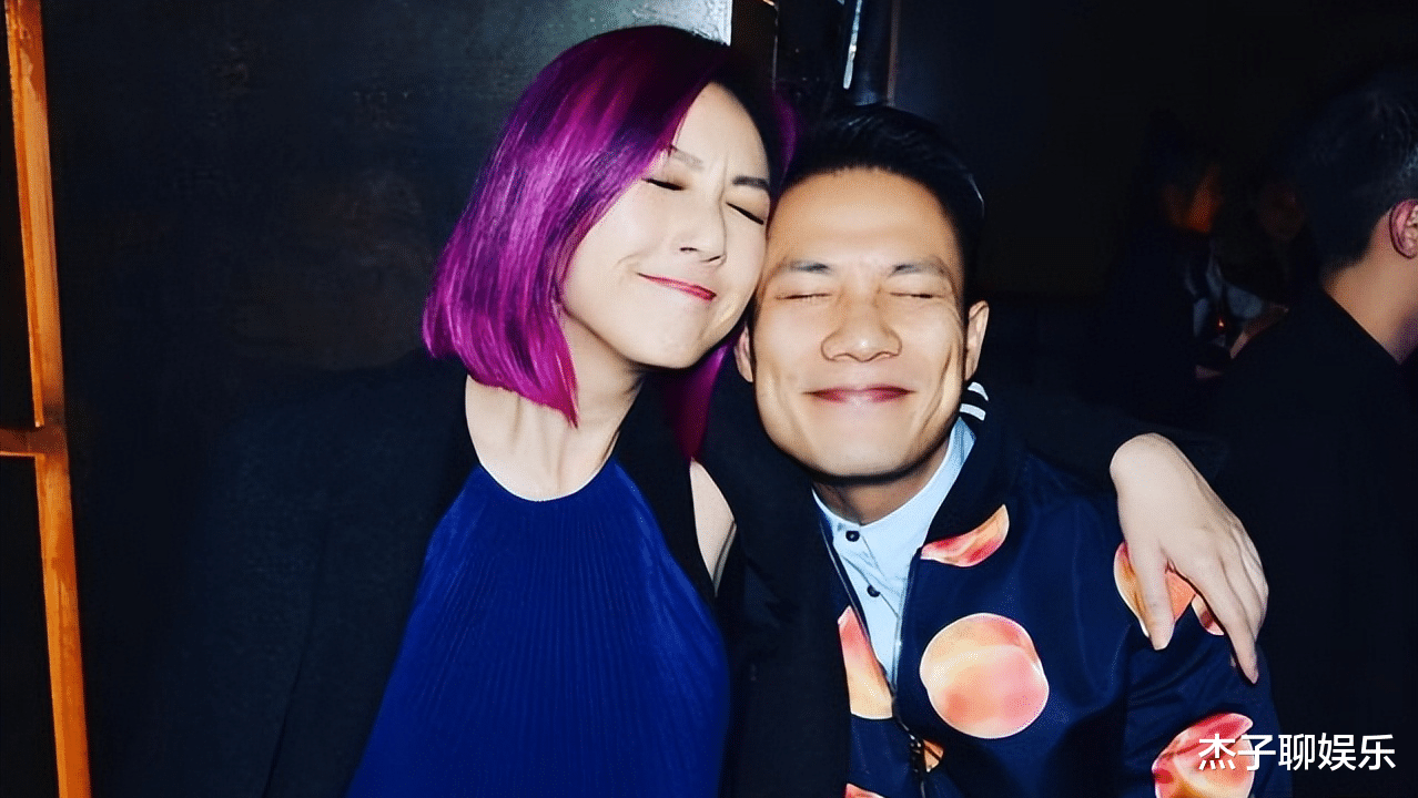 陈奕迅经人介绍,认识了自己后来的女子徐濠萦.