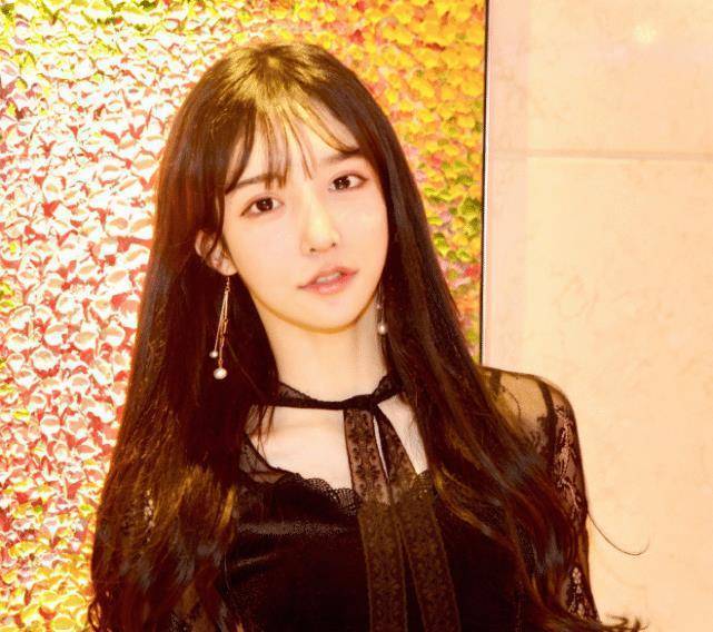 艾比穿"黑婚纱"拍照,头戴王冠美成公主,看到眼神:不给女孩留活路_男生