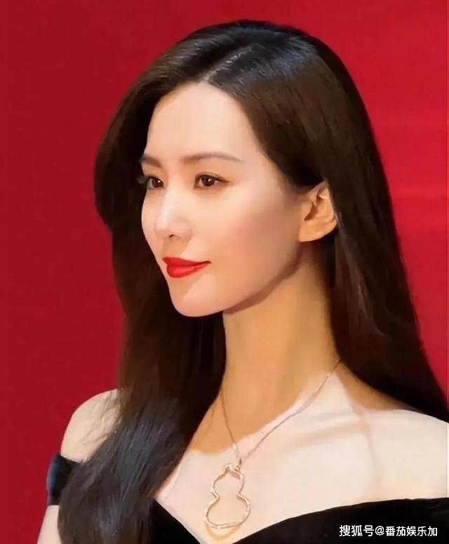 知名演员刘诗诗深夜着急回杨幂家,拥抱,嘟嘴,比耶,评论区沦陷_友谊