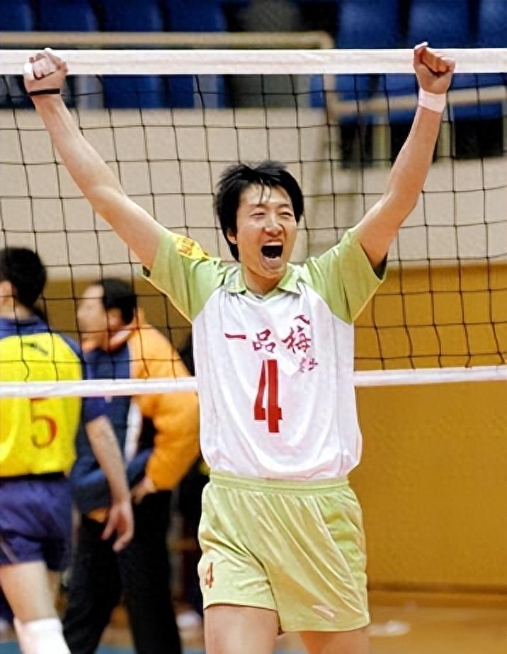 17年男排主力陆飞病逝,留下妻子和两个幼女,惠若琪送去15万善款_排球