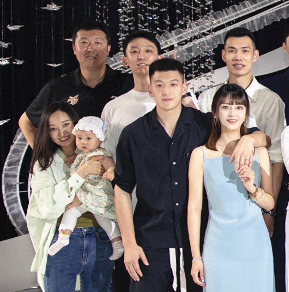 8个月男宝腿长随父亲,90后妻子颜值高_周蕾_易建联_球迷