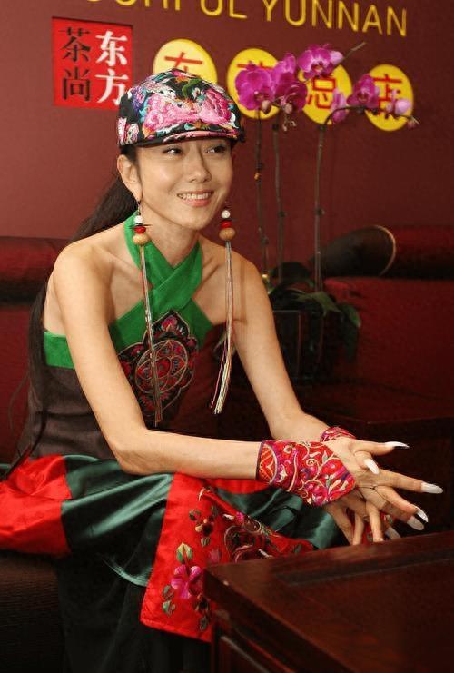 杨丽萍演"阴阳双修",女舞者双腿岔开任抚摸,反责网友不懂艺术_舞蹈