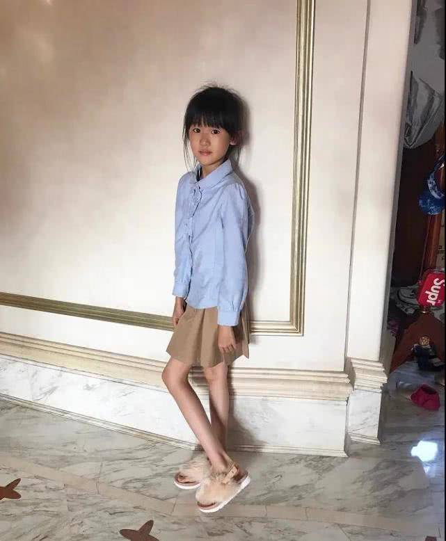难怪说陆毅一家子都是"腿精",12岁贝儿穿"毛虫鞋",腿比电棒还细_鲍蕾