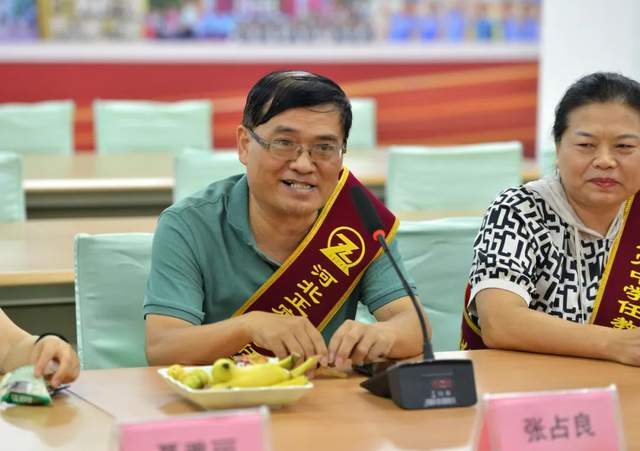 河北正定中学召开从教三十年教师座谈会_教育_的发展_正中