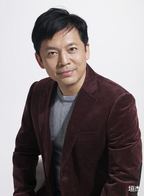 何政军:拒绝巩俐后娶初恋为妻,出道36年无绯闻,父亲身份不一般_范雨