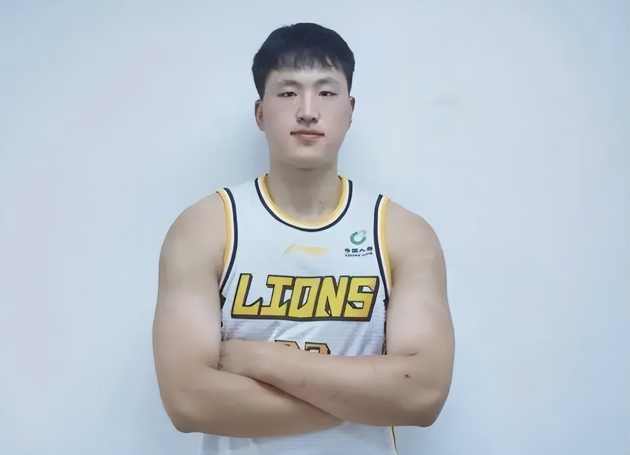 冯洺臻:胡金秋二号,他的加盟让广厦队的内线实力再次提升.