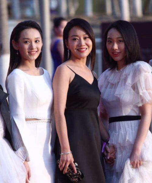闫妮女儿身体抱恙,脖子鼓出一大块,秀出了迷人的香肩与锁骨_邹元清