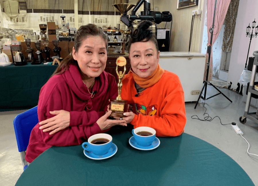 "梅超风"黄文慧双下巴连脖子,71岁未婚未育,视刘德华为亲儿子_盼盼