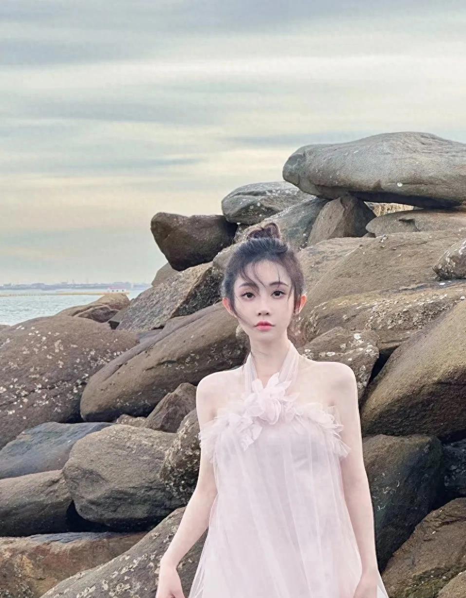 唱歌全靠吼的超级网红唐艺确实厉害,但我更喜欢人美歌甜的冯提莫_专业