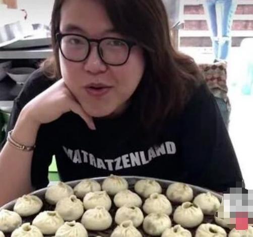 浪胃仙杭州吃面被偶遇,身材暴瘦脖子青筋抢镜,身体疑似出现问题_风格