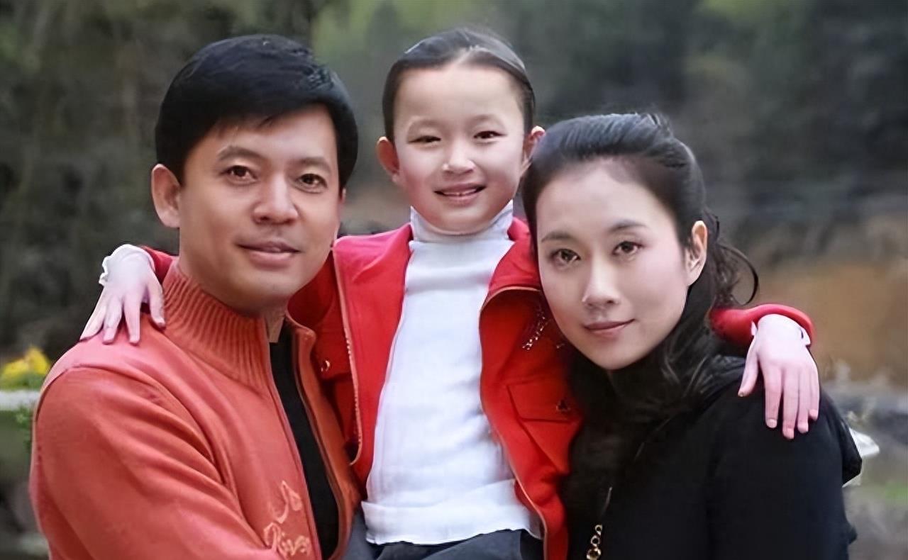 他错过巩俐,29岁娶初恋为妻,携手相伴30年,这就是最好的爱情_何政军