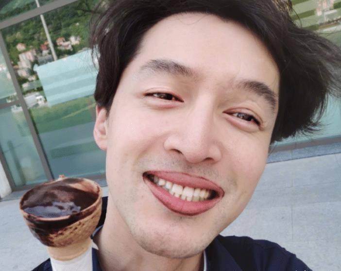 胡歌机场照被疯传,无美颜滤镜的原相机下,真实状态不敢信!