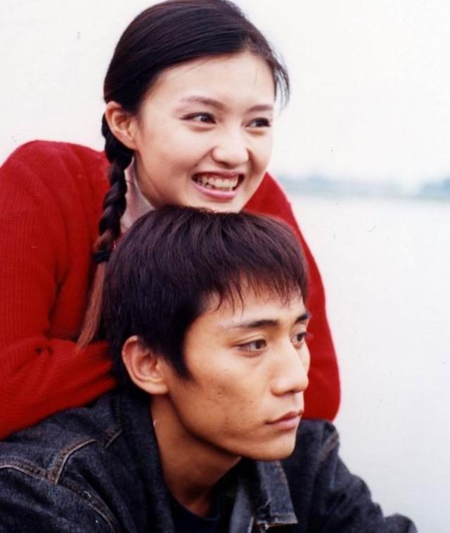 联合主演了由赵宝刚执导的都市情感剧2002年,与于娜,刘烨,印小天等一