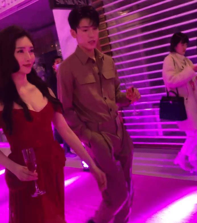 江疏影身穿红长裙很惊艳,与当红小生同框贵气十足,又是豪门姐弟_王子