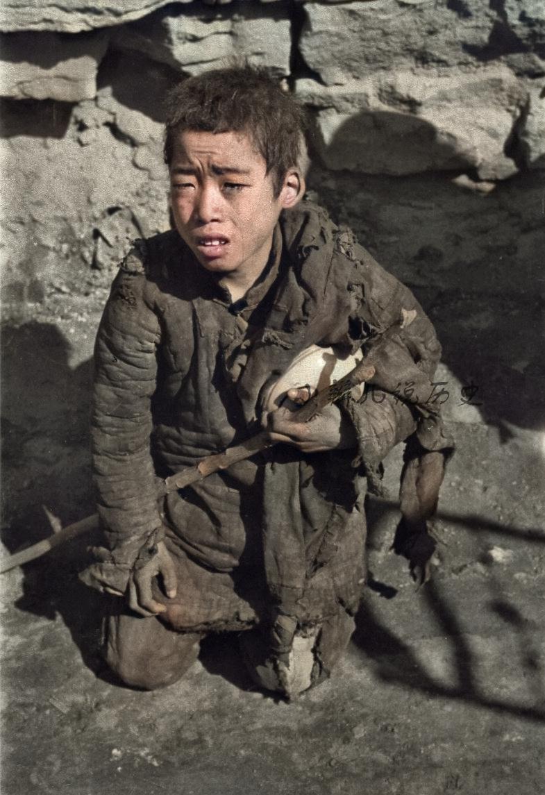 直击心灵的1942河南大饥荒彩色老照片,孤儿被扔在路边,眼泪哭干_孩子