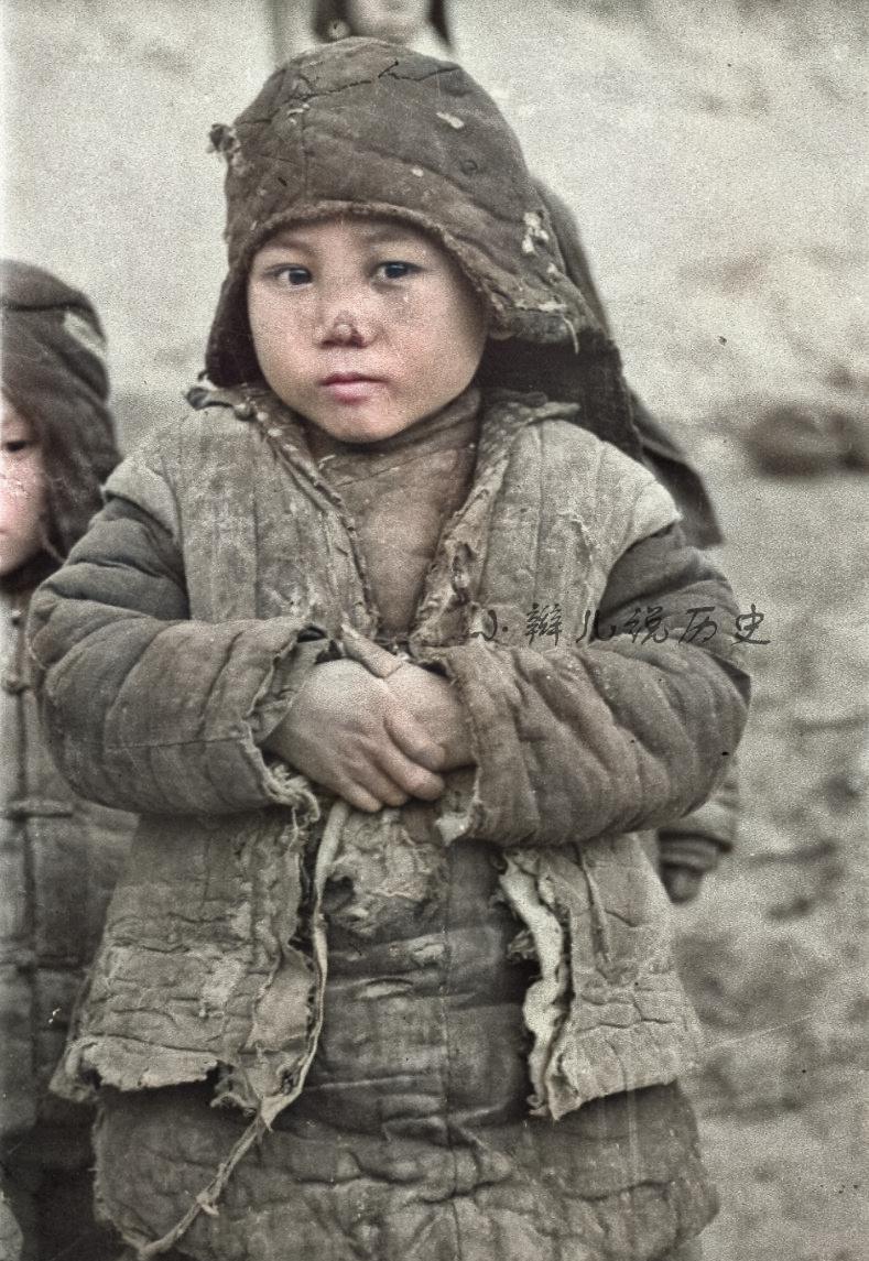 直击心灵的1942河南大饥荒彩色老照片,孤儿被扔在路边,眼泪哭干_孩子