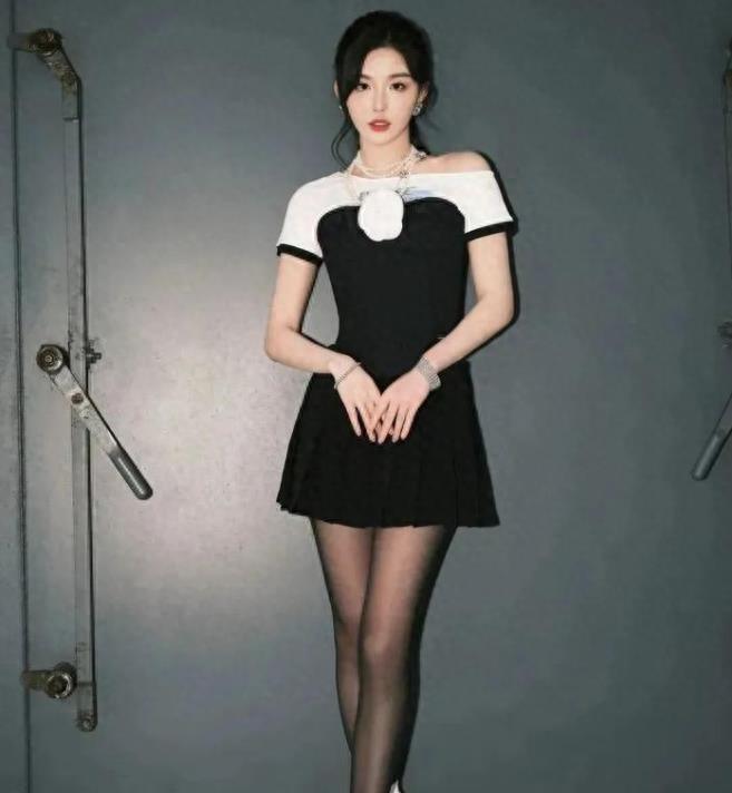 赵露思完全接受成熟女人的风格,黑丝袜与女仆的结合瞬间变身少妇!