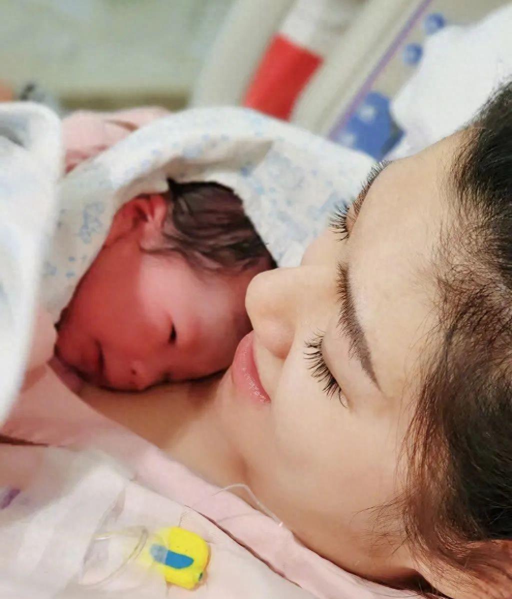 selina官宣未婚生子,晒一家三口合照,曾传去父留子