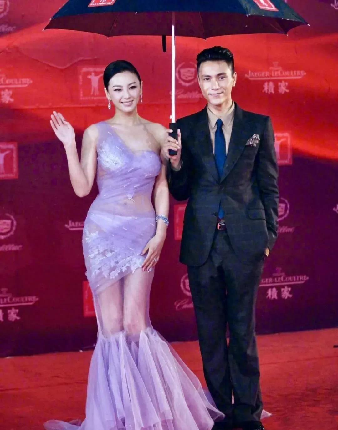 张雨绮的服装风格向来独特,但谁敢穿_身材_因为_曲线