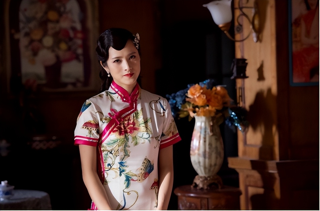 和她一起加入的,还有徐静蕾,王珞丹,袁立等后来走红的演员.