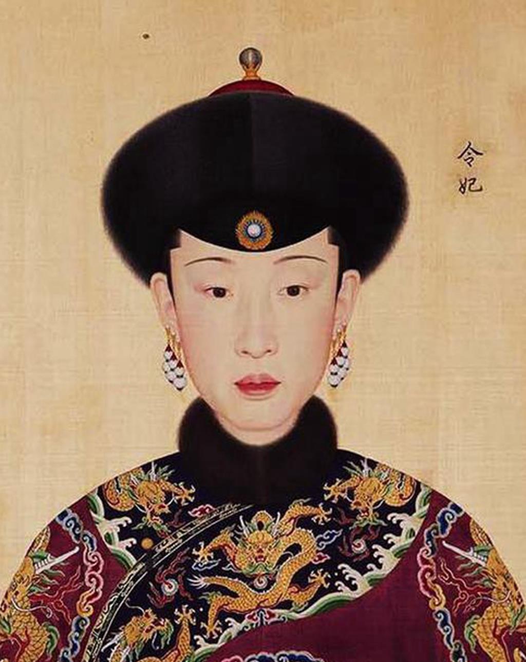 图为乾隆皇帝的皇后孝贤纯皇后的画像,也就是大家熟知《延禧攻略》里