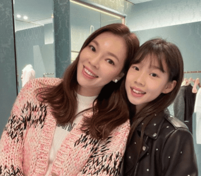 至于11岁的儿子郭守善和7岁的小女儿郭晓媛,虽然没有现身,但在曾馨莹