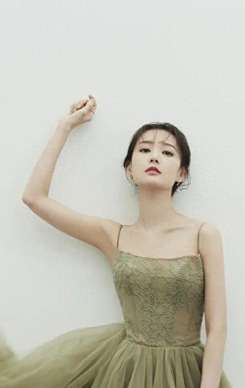 33岁李一桐时尚性感!_表演_观众_角色