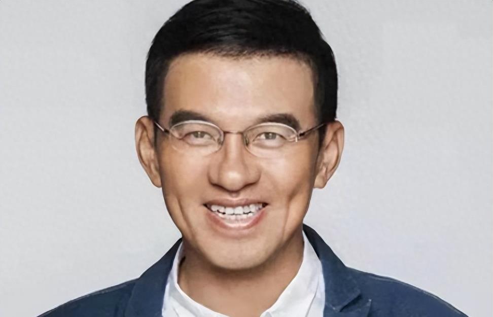 与同为前央视主持人的郎永淳和邱启明相比,王志的人生路径显得更加