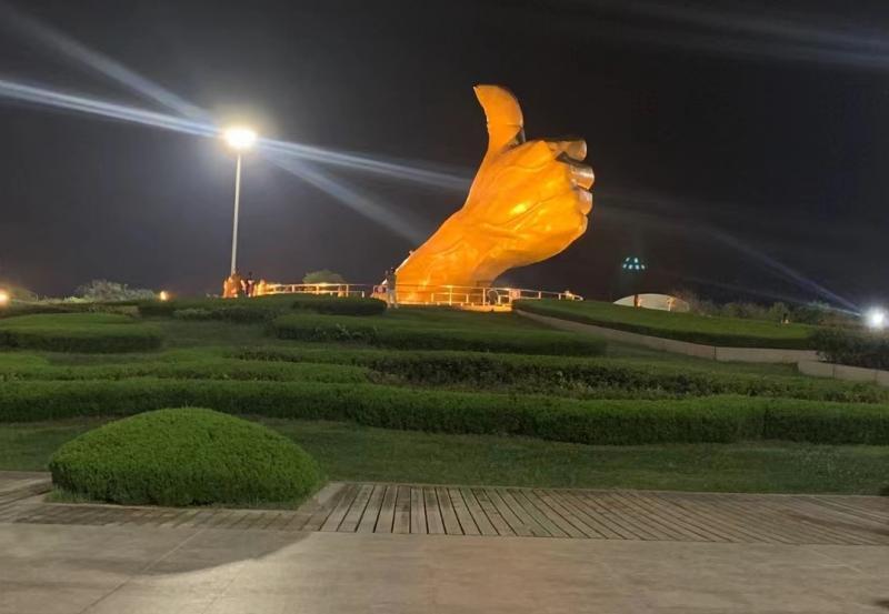 大拇指广场在这里,距离市中心"大拇指广场"越近的房子,价格越高.