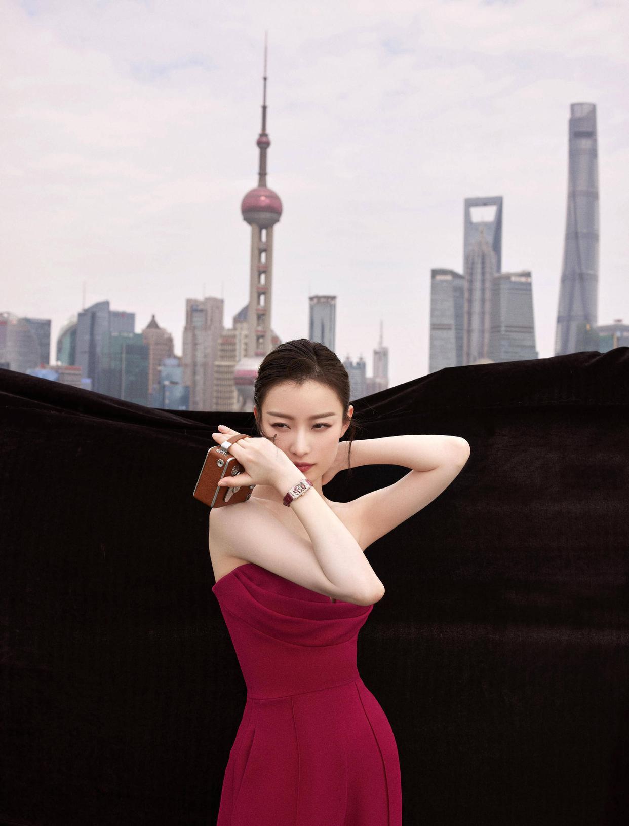 但倪妮顶住了黑料的压力凭借在时尚领域的出色表现挽回了一丝声望