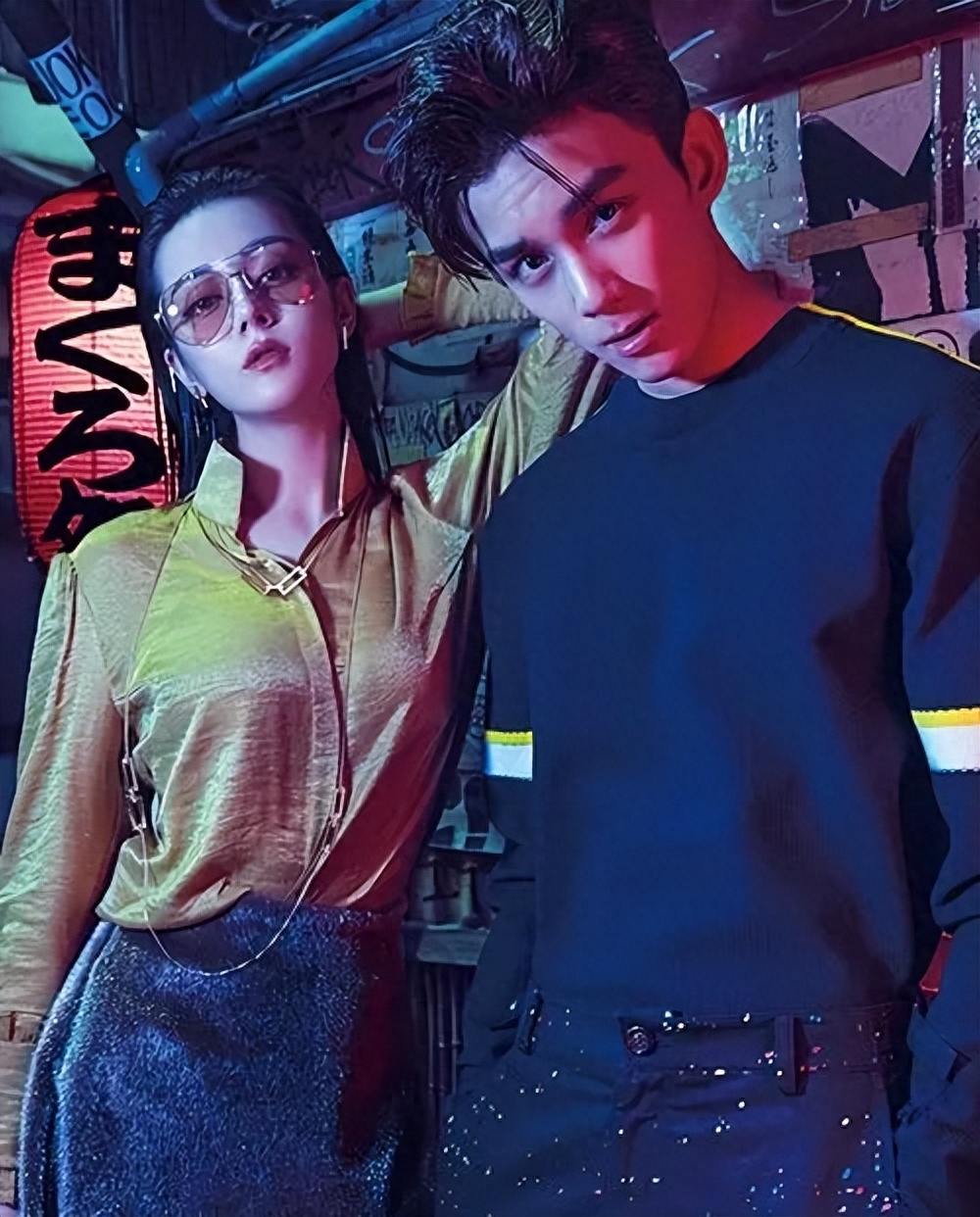 只见吴磊公主抱起迪丽热巴,并且还能健步如飞,丝毫没有表现出对方很重