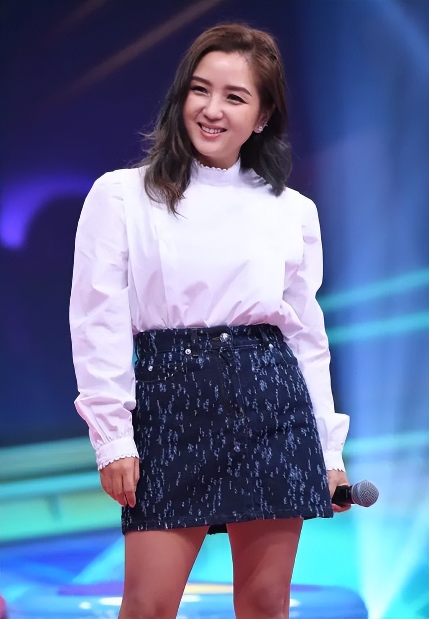 何洁一家五口贵州游玩,腿部状态不像90多斤,三个儿女颜值差异大_体重