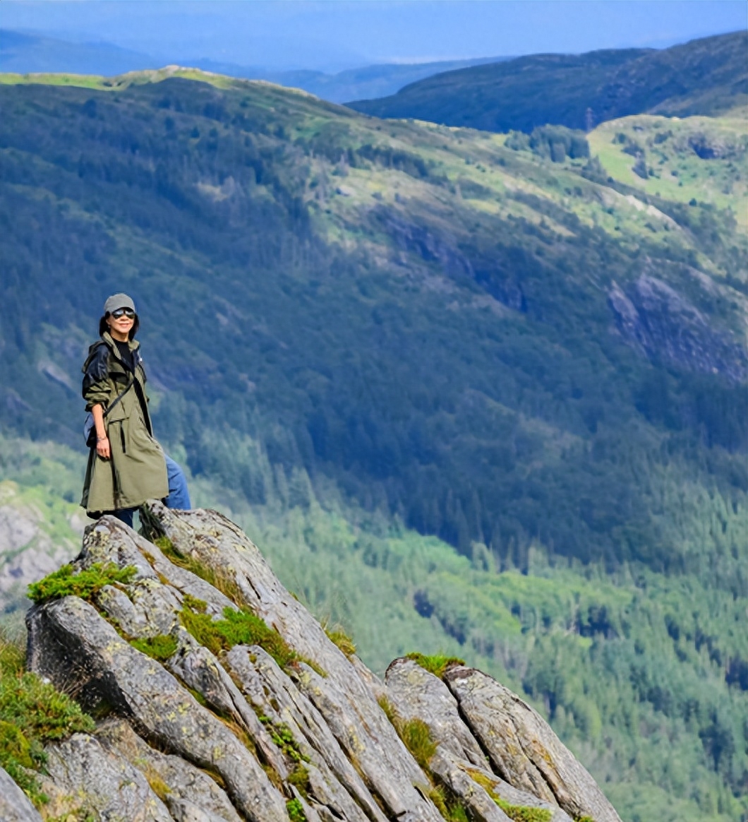 刘嘉玲爬山喝山泉:洁癖引热议,网友质疑真假_生活_自然_梁朝伟