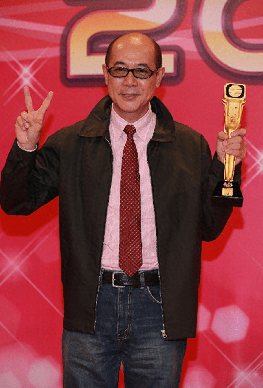 65岁tvb绿叶自曝做医美,祛眼袋做双眼皮,自称年轻了至少20岁_李成昌