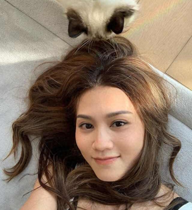 香港著名女星自曝曾经不守规矩,见面地点是酒吧_周秀娜_照片_平台