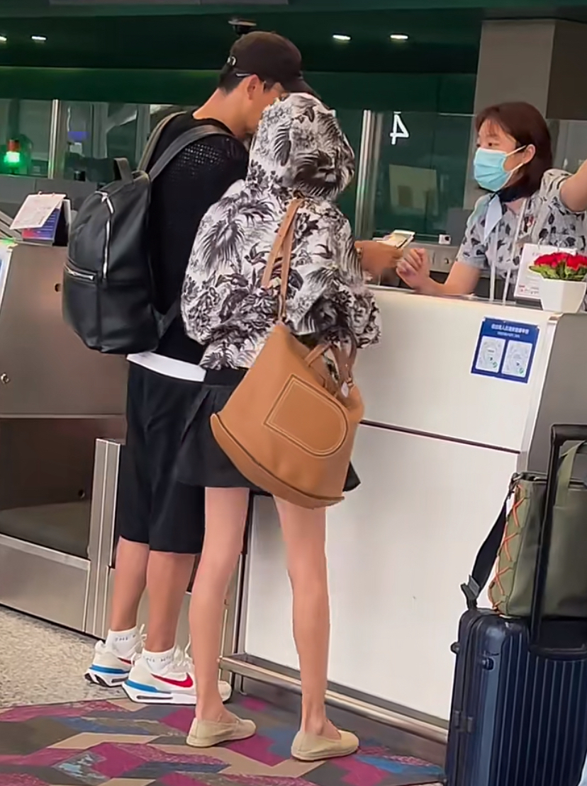 秋瓷炫夫妇现身国内机场,女方包裹严实显低调,于晓光忙前忙后超宠妻