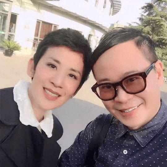 吴君如与好友聚会,陈可辛也罕见出镜,皱纹很多一脸的沧桑_显得_因为