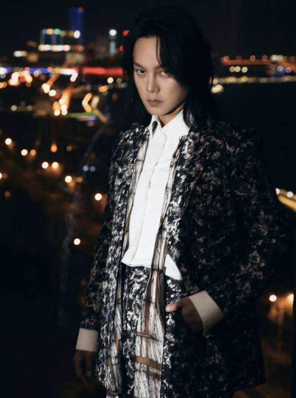 尹正瘦出"玻尿酸脸"认不出,还以为是国外人_形象_漂亮_西装