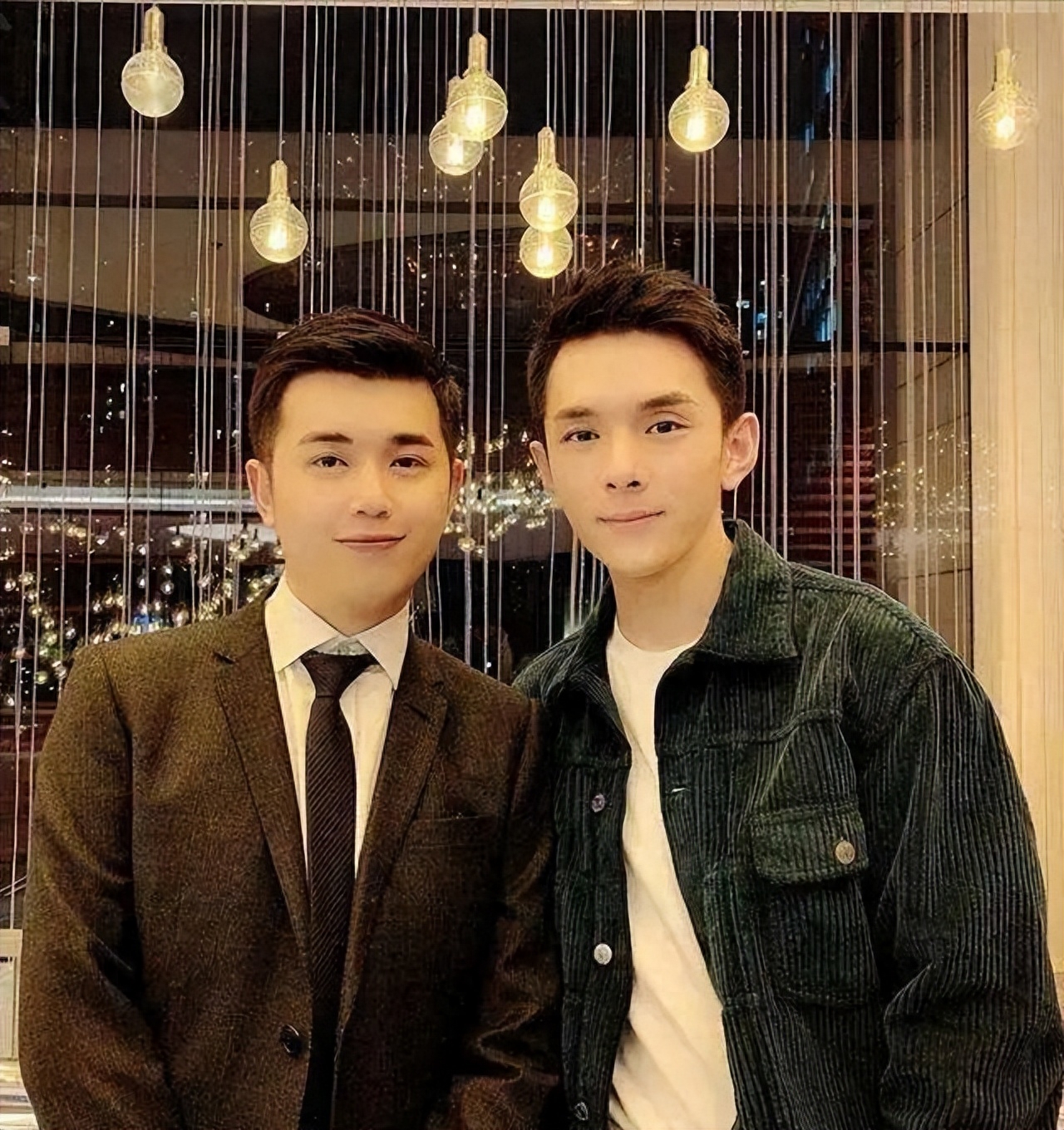 李佳琦道歉了,哭着说自己"穷人家孩子",这不正是"向钱看"吗