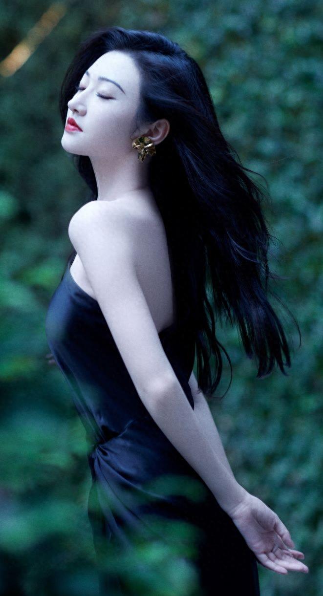 并分别与檀健次,刘宇宁合唱歌曲《mojito》和《有点甜》 ;随后,景甜还