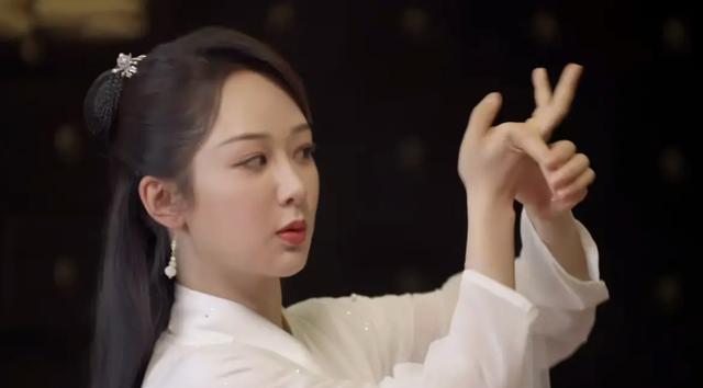 杨紫和赵雅芝同框比美,宁愿埋汰自己也不抢前辈风头,情商太高了_合唱