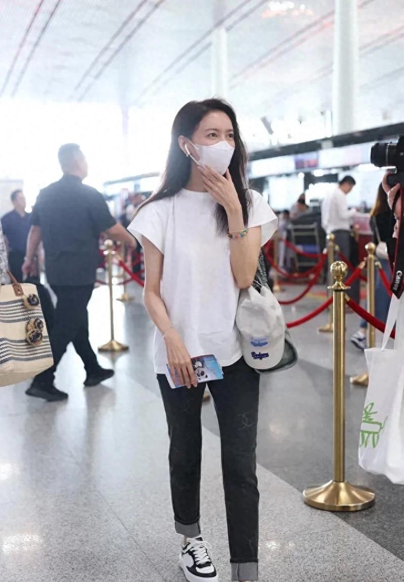 41岁的高露已经老了,她素颜出门,头发蓬松干燥,法令纹明显_口罩_时候