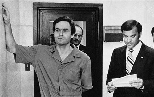 美国连环杀手:与尸体同住5年,长相却阳光帅气,被捕时面带微笑_泰德