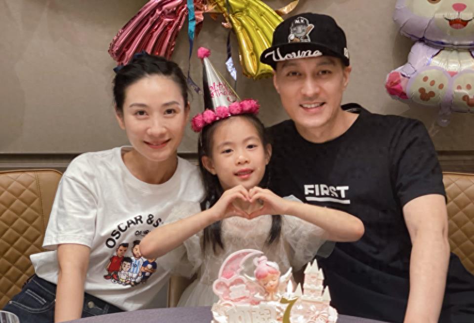 陶昕然和何建泽都是演员,两人的爱情故事始于一次聚会.