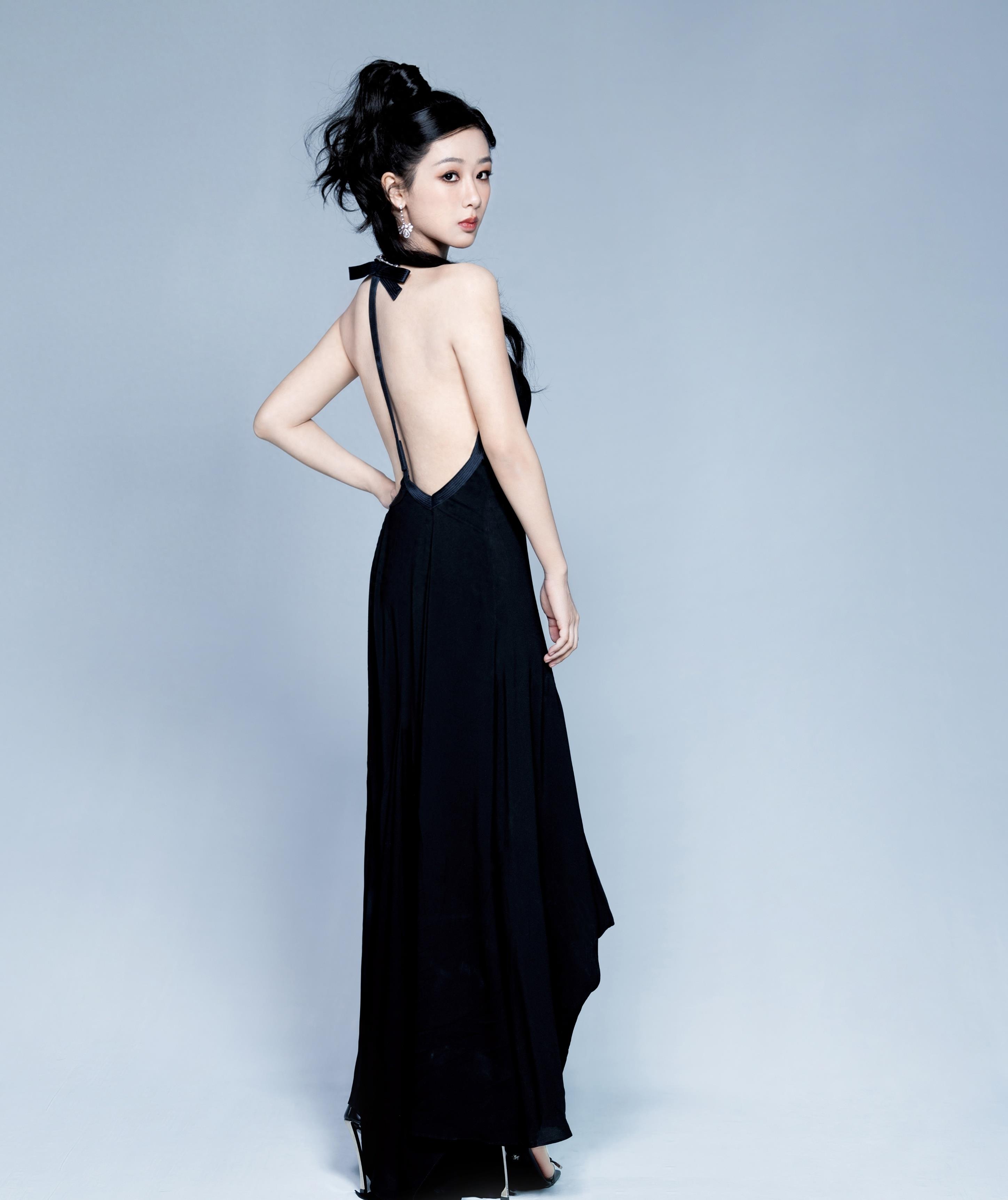 杨紫的高马尾绝对是一大亮点.这让她的脸更加立体,增添了俏皮可爱