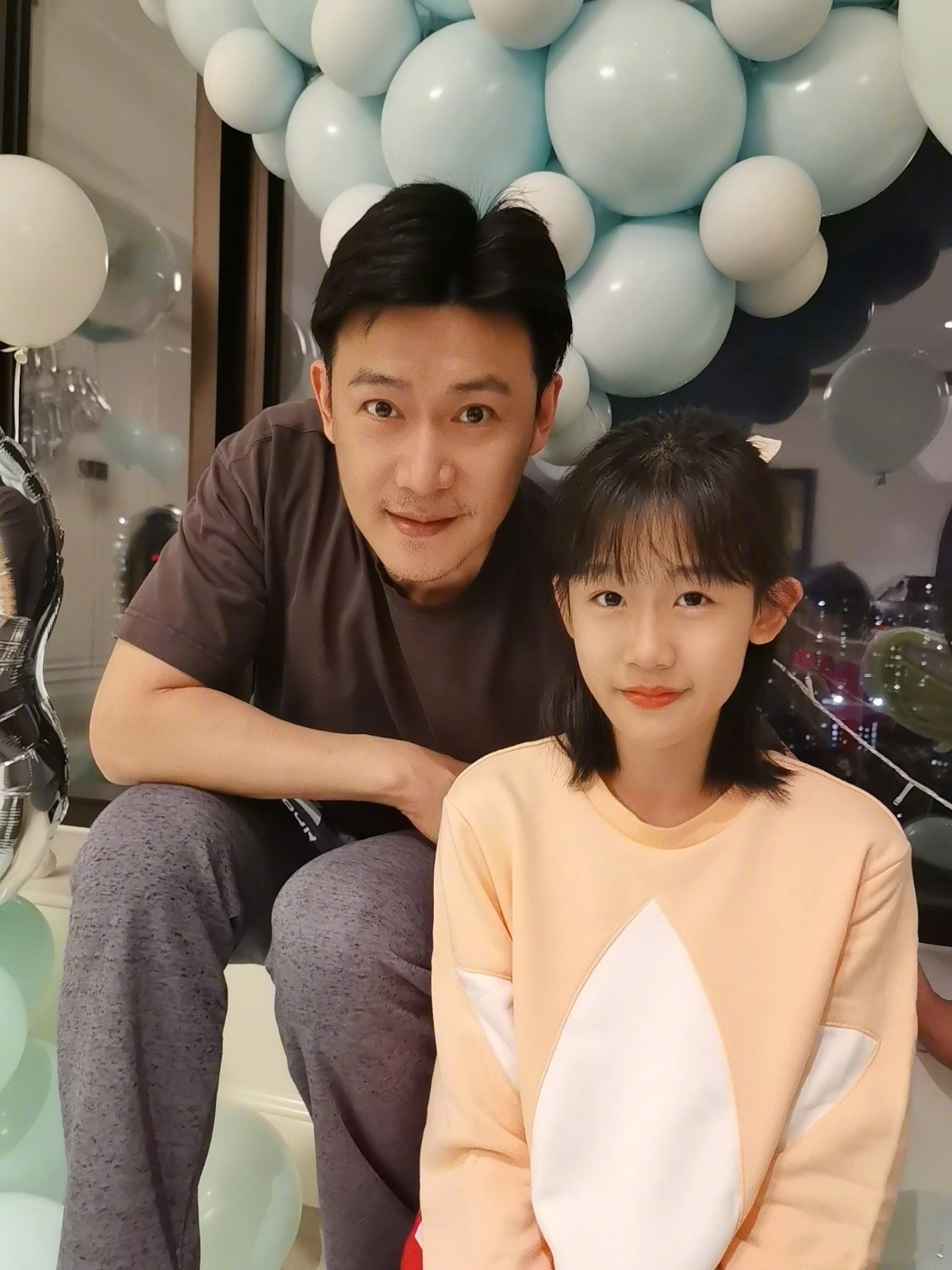 45岁陆毅为女儿庆生,父女俩颜值"惊为天人",网友表示基因强大_照片