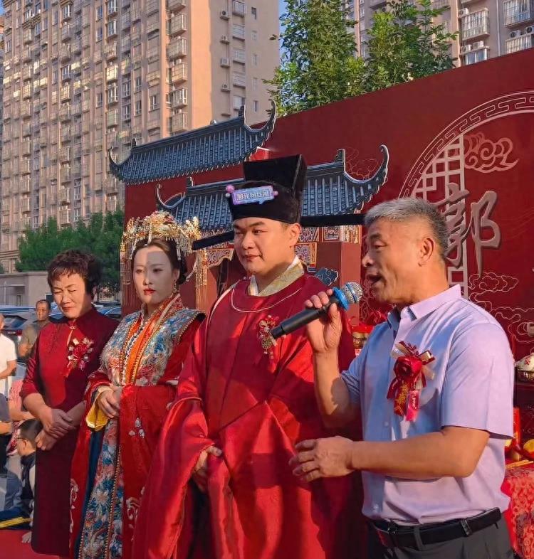 郭刚堂二子郭伟大婚,孙海洋申军良等到场庆祝,仪式感十足_家人_婚礼
